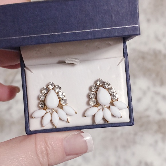 NEW: Stylish Chic Handcrafted, White Acrylic Floral Gemstones Gold Post Earring - Picture 4 of 10